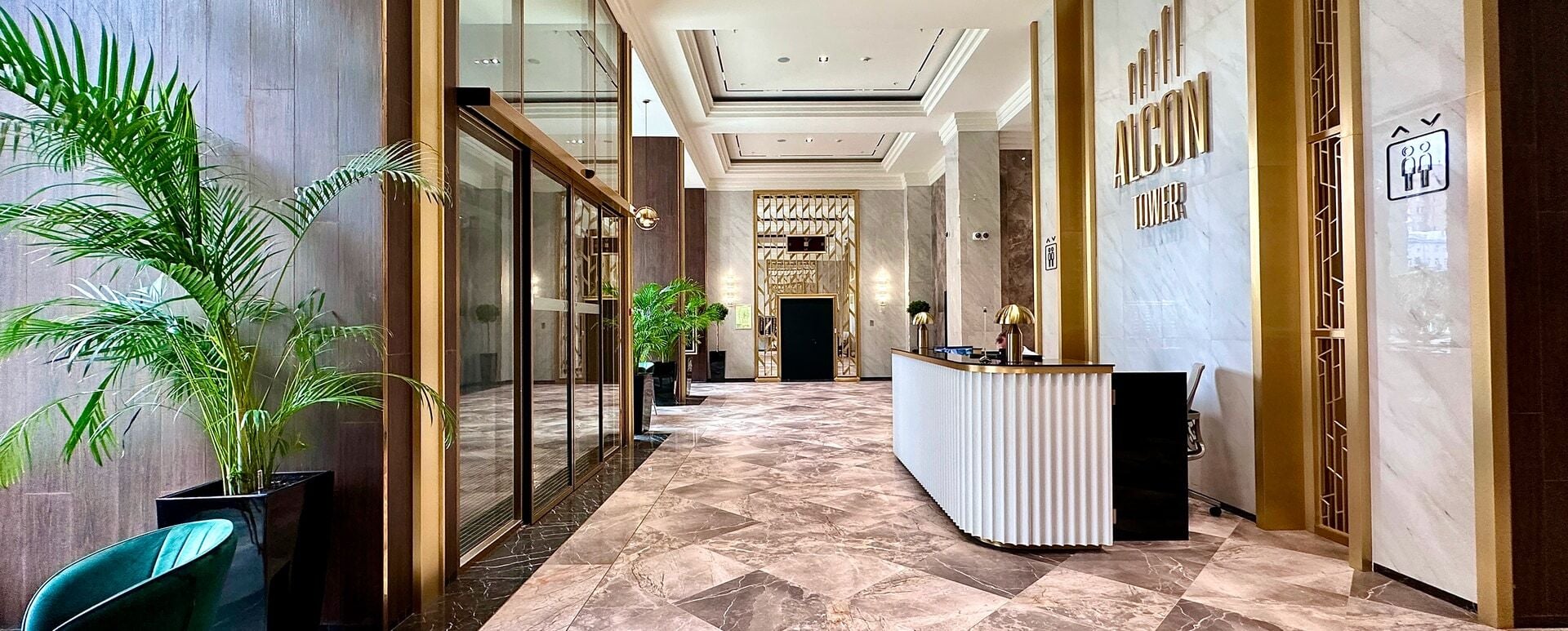 Лобби Alcon Tower, где расположен Raido Sky
